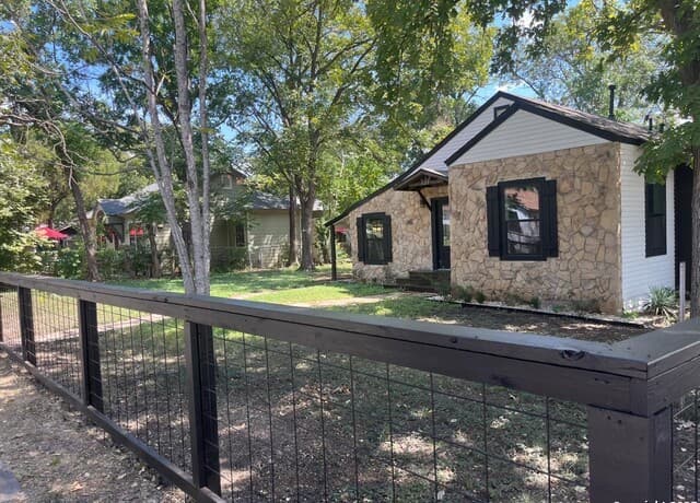 3-bedroom rental at 520 Frost in San Antonio, TX — photo 4