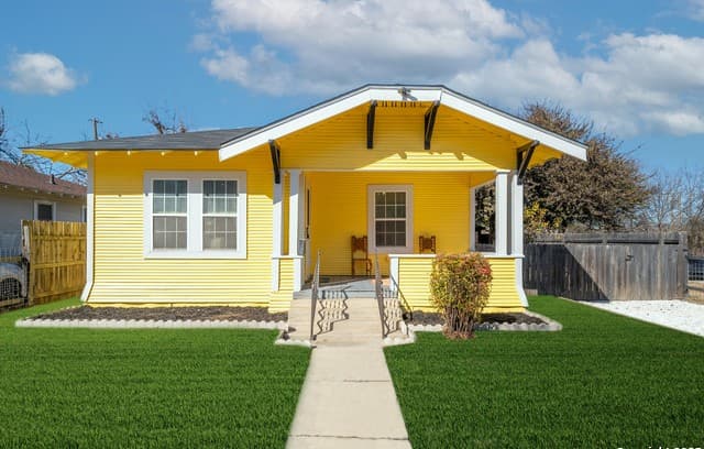 2-bedroom rental at 475 E French Pl in San Antonio, TX — photo 1