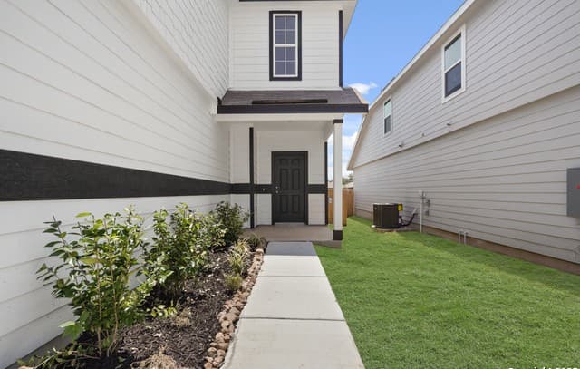 4-bedroom rental at 13632 Helton Pass in St Hedwig, TX — photo 3