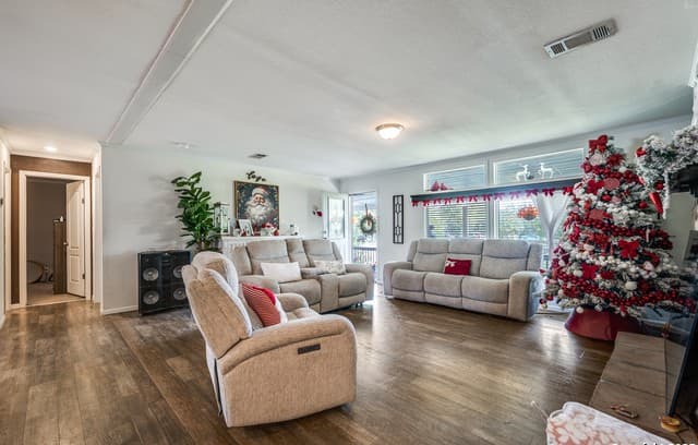 4-bedroom rental at 14711 Sycamore Crossing in San Antonio, TX — photo 4