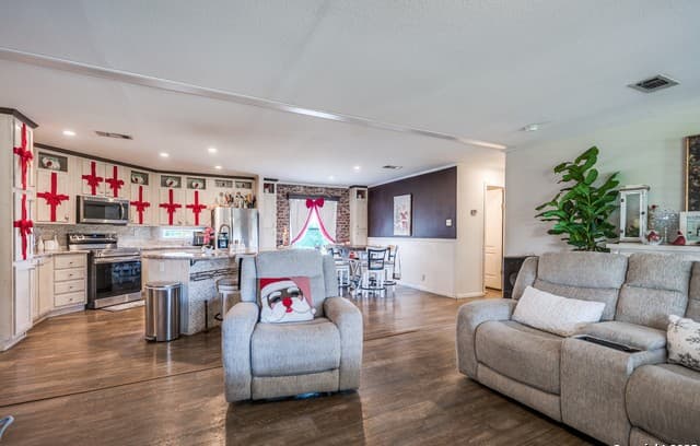 4-bedroom rental at 14711 Sycamore Crossing in San Antonio, TX — photo 5