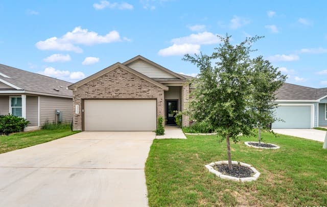 3-bedroom rental at 13215 Turnesa Terrace in San Antonio, TX — photo 2