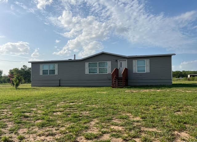 3-bedroom rental at 352 County Road 741 in Yancey, TX — photo 1