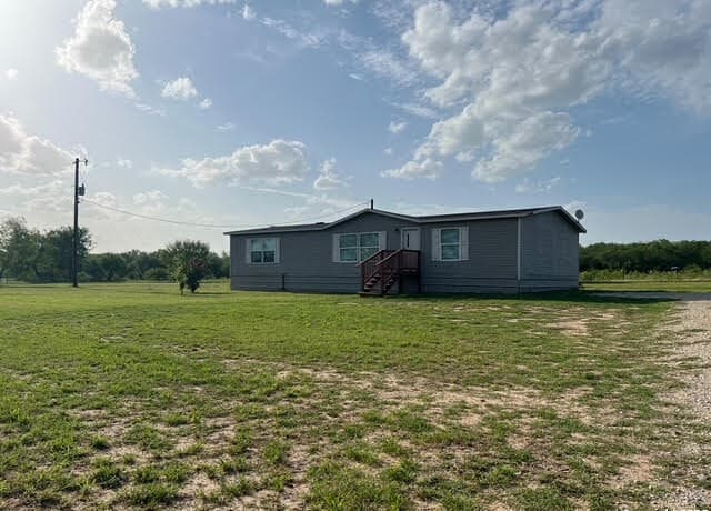 3-bedroom rental at 352 County Road 741 in Yancey, TX — photo 2