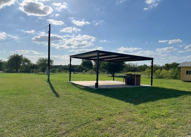 3-bedroom rental at 352 County Road 741 in Yancey, TX — photo 4