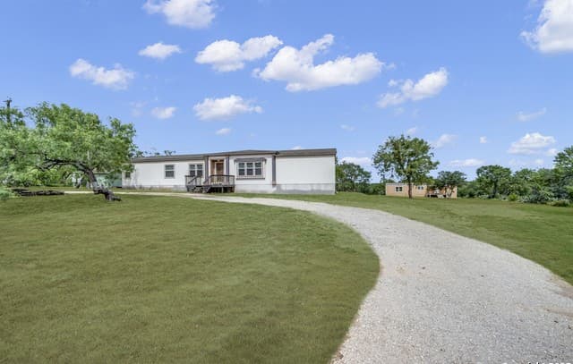 4-bedroom rental at 6 River Bluff Dr in Lytle, TX — photo 1
