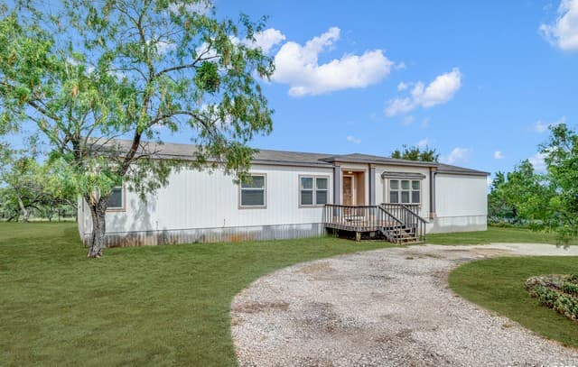 4-bedroom rental at 6 River Bluff Dr in Lytle, TX — photo 2