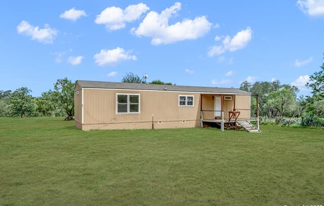4-bedroom rental at 6 River Bluff Dr in Lytle, TX — photo 5