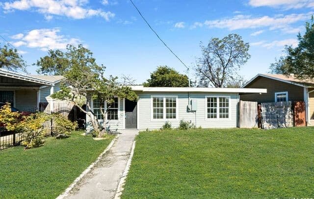3-bedroom rental at 219 Mohawk in San Antonio, TX — photo 1