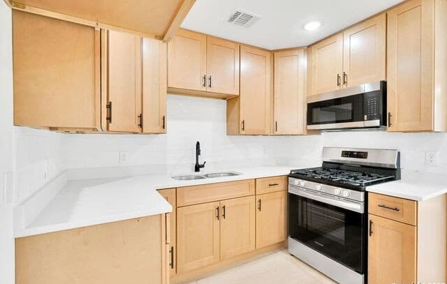 3-bedroom rental at 219 Mohawk in San Antonio, TX — photo 3