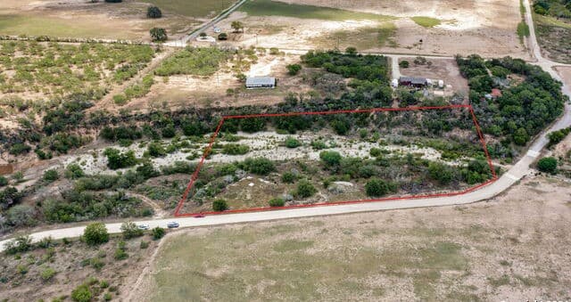 rental at 613 County Road 441 in Hondo, TX — photo 1