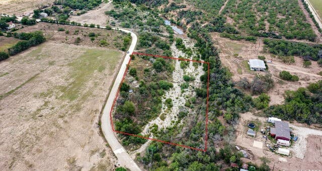 rental at 613 County Road 441 in Hondo, TX — photo 2