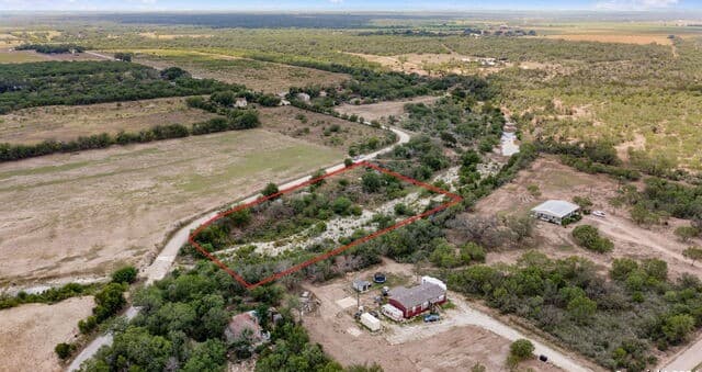 rental at 613 County Road 441 in Hondo, TX — photo 3