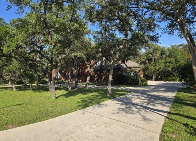 5-bedroom rental at 23622 Northwood in San Antonio, TX — photo 2