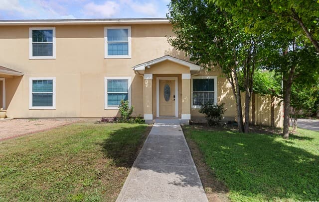4-bedroom rental at 210 E Broadview in San Antonio, TX — photo 1