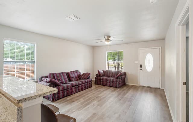 4-bedroom rental at 210 E Broadview in San Antonio, TX — photo 3