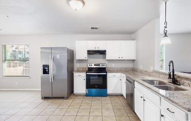 4-bedroom rental at 210 E Broadview in San Antonio, TX — photo 5
