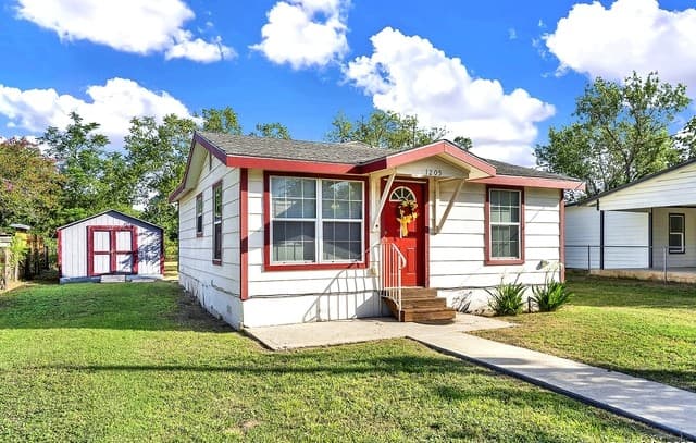 2-bedroom rental at 1205 Plum in Floresville, TX — photo 5