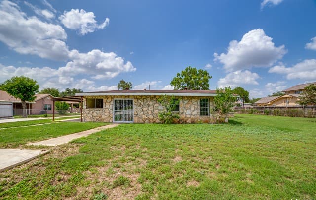3-bedroom rental at 606 W Baetz Blvd in San Antonio, TX — photo 2