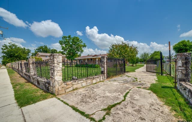 3-bedroom rental at 606 W Baetz Blvd in San Antonio, TX — photo 3