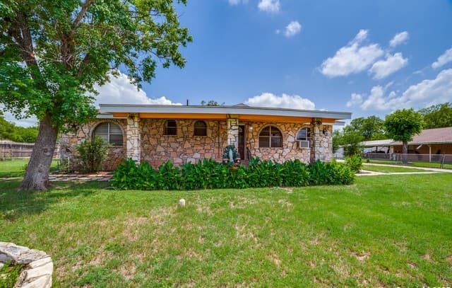 3-bedroom rental at 606 W Baetz Blvd in San Antonio, TX — photo 4