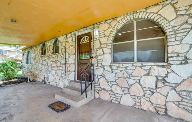 3-bedroom rental at 606 W Baetz Blvd in San Antonio, TX — photo 5