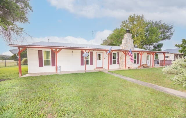 2-bedroom rental at 1628 County Road 357 in Utopia, TX — photo 3