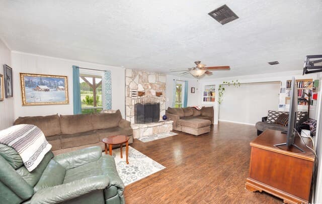 2-bedroom rental at 1628 County Road 357 in Utopia, TX — photo 4