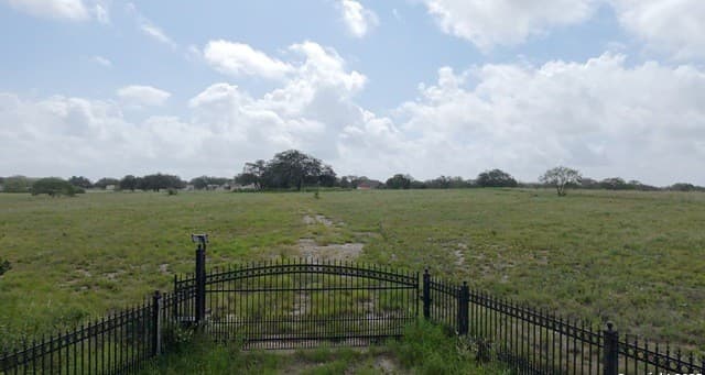 rental at LOT 2 County Road 6723 in Natalia, TX — photo 1