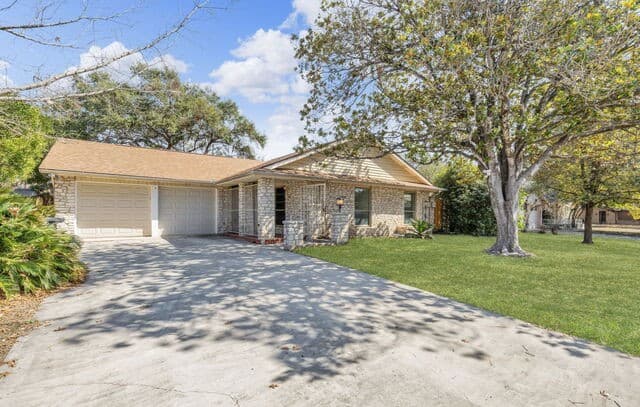 4-bedroom rental at 4938 Fairford in San Antonio, TX — photo 2