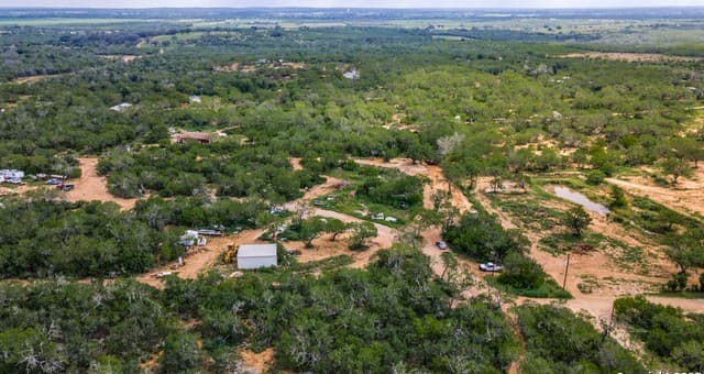 rental at 1062 County Road 122 Lot 3 in Floresville, TX — photo 3