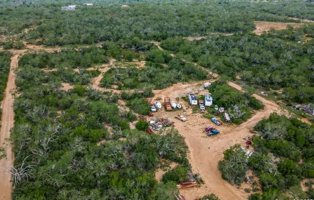 rental at 1062 County Road 122 Lot 3 in Floresville, TX — photo 4