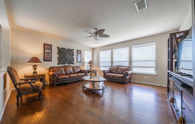 4-bedroom rental at 5902 Akin Pl in San Antonio, TX — photo 4