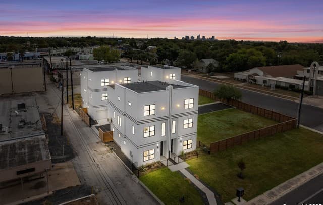 3-bedroom rental at 3214 N Elmendorf Unit 102 in San Antonio, TX — photo 4