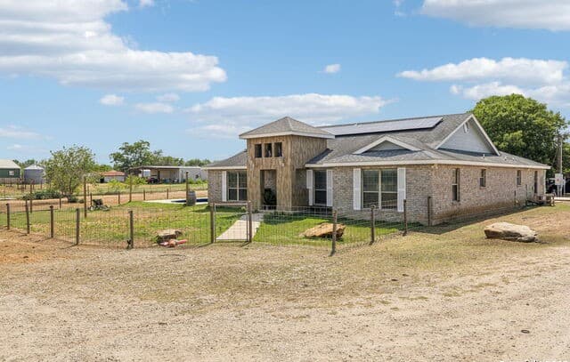 5-bedroom rental at 2355 Stuart Rd in Adkins, TX — photo 2