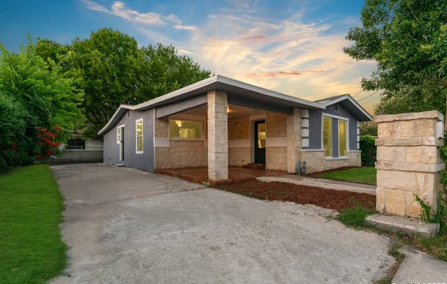 4-bedroom rental at 1917 San Carlos in San Antonio, TX — photo 1