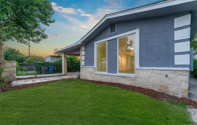 4-bedroom rental at 1917 San Carlos in San Antonio, TX — photo 2