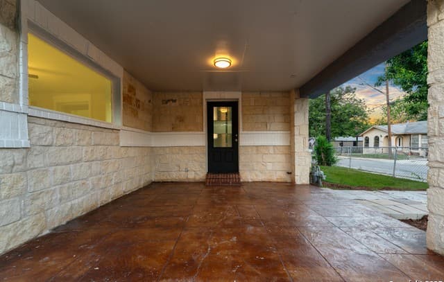 4-bedroom rental at 1917 San Carlos in San Antonio, TX — photo 4