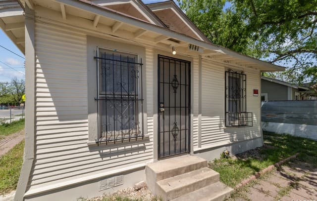 3-bedroom rental at 2121 San Fernando in San Antonio, TX — photo 3