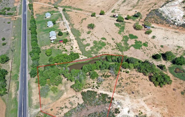 rental at 3894 S State Highway 173 in Devine, TX — photo 1