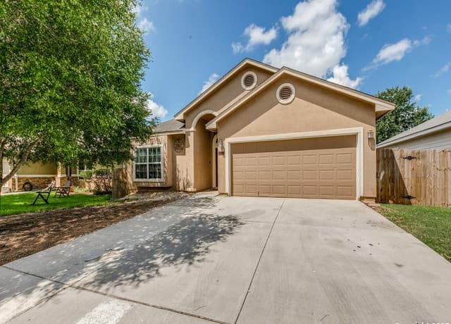 3-bedroom rental at 14411 Corral in Elmendorf, TX — photo 2