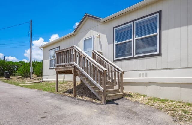 3-bedroom rental at 385 Ridge Trail in Bandera, TX — photo 3