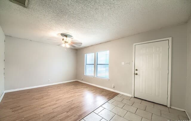 3-bedroom rental at 6827 Misty Field in Converse, TX — photo 4