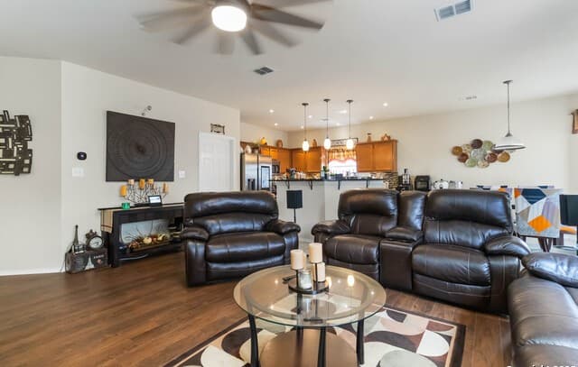 4-bedroom rental at 10523 Timber Country in San Antonio, TX — photo 5