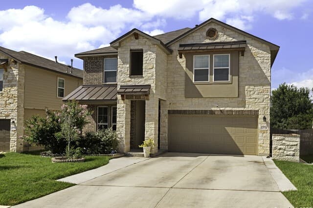 5-bedroom rental at 13734 Rogers Creek in San Antonio, TX — photo 3