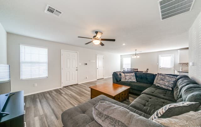 3-bedroom rental at 7062 Dominic in San Antonio, TX — photo 5