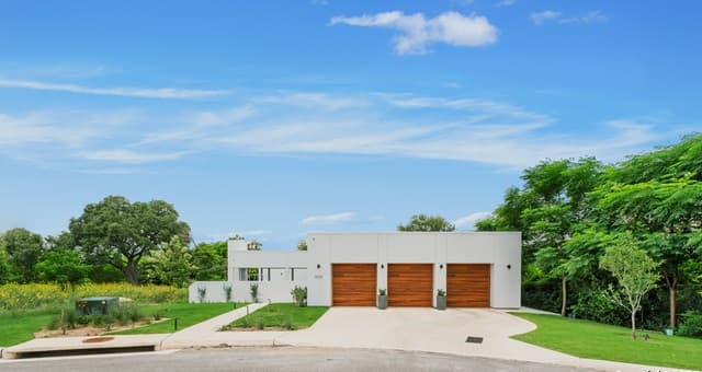 4-bedroom rental at 8218 Country Lane Court in San Antonio, TX — photo 1
