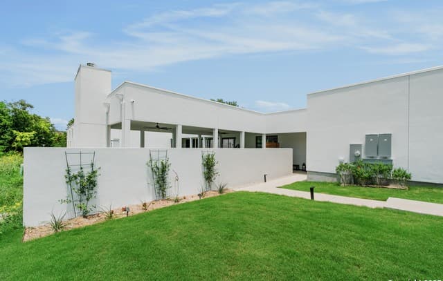 4-bedroom rental at 8218 Country Lane Court in San Antonio, TX — photo 4