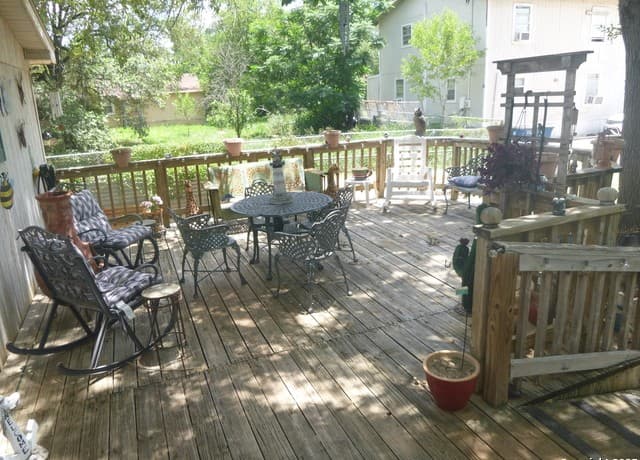 3-bedroom rental at 1121 Plum in Floresville, TX — photo 2