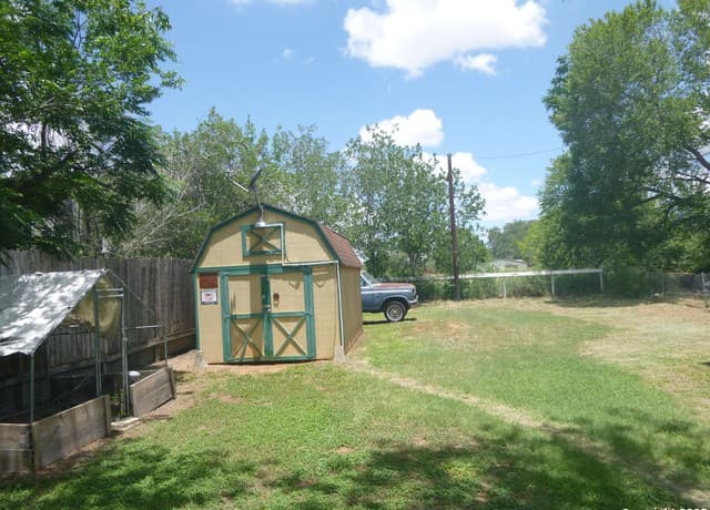3-bedroom rental at 1121 Plum in Floresville, TX — photo 3